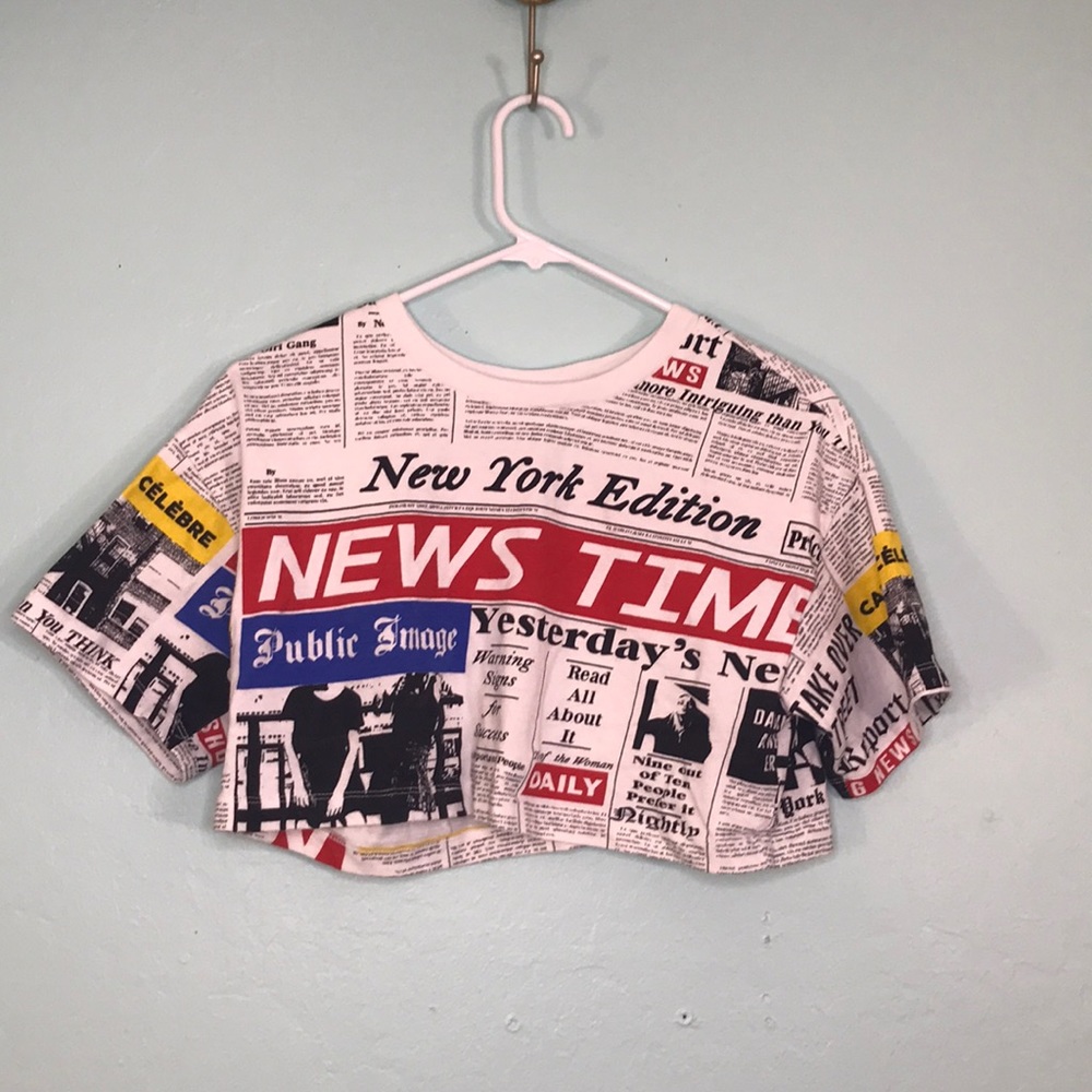 ✨ Forever 21 “News time” Cropped Tee✨